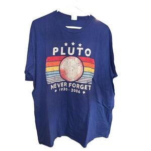 Pluto Never Forget 1930–2006 Retro Graphic T-Shirt Navy Blue Men’s 2XL
